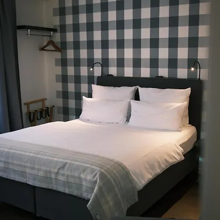 Kreuzblume & Weinstube Couette-café 3*